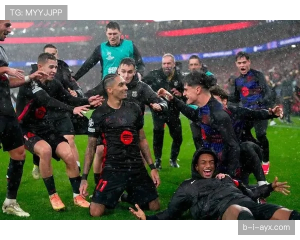 拉菲尼亚身披巴萨11号新赛季表现亮眼，球迷热议持续升温